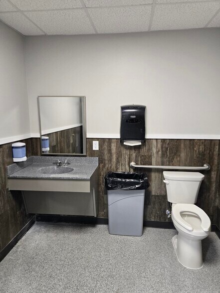 More Photos Of 308 Poplar St, Richland Warehouse For Lease