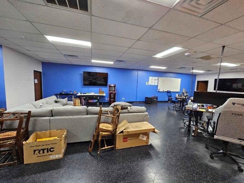 More Photos Of 4450-4490 Beltway Dr, Addison Research And Development For Lease