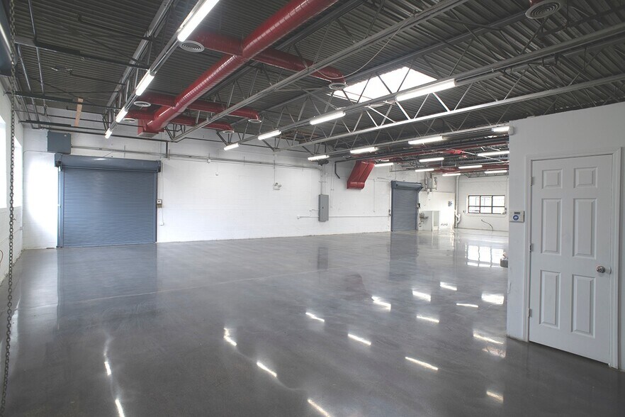 More Photos Of 3300-3306 N Knox Ave, Chicago Warehouse For Lease