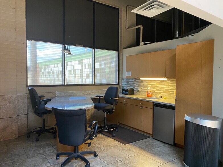 More Photos Of 3250 Franklin St, Detroit Office For Lease