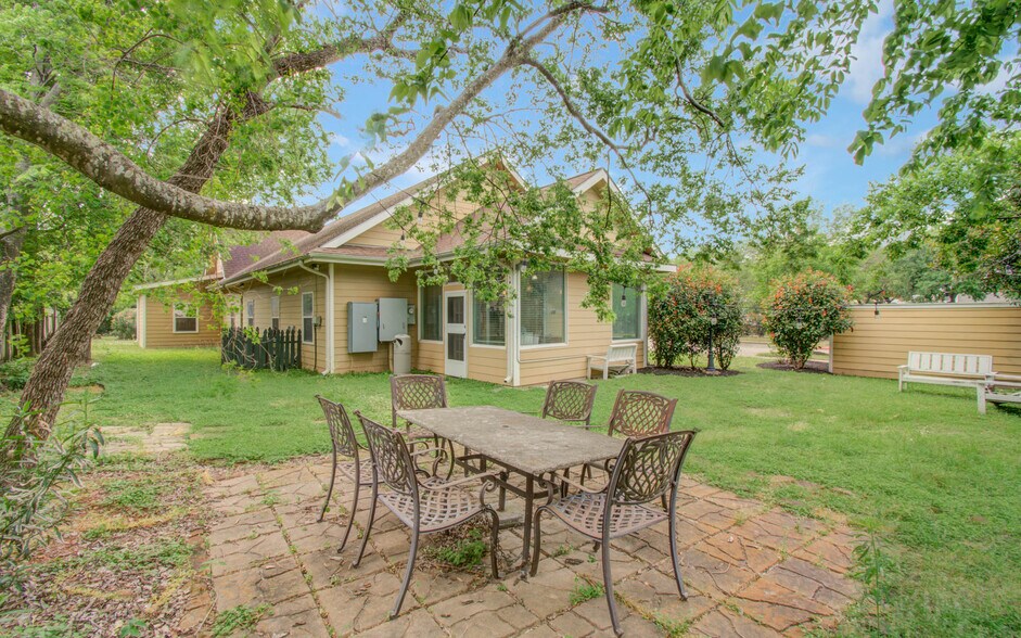 More Photos Of 11201 Steeplepark Dr, Houston Office Residential For Sale