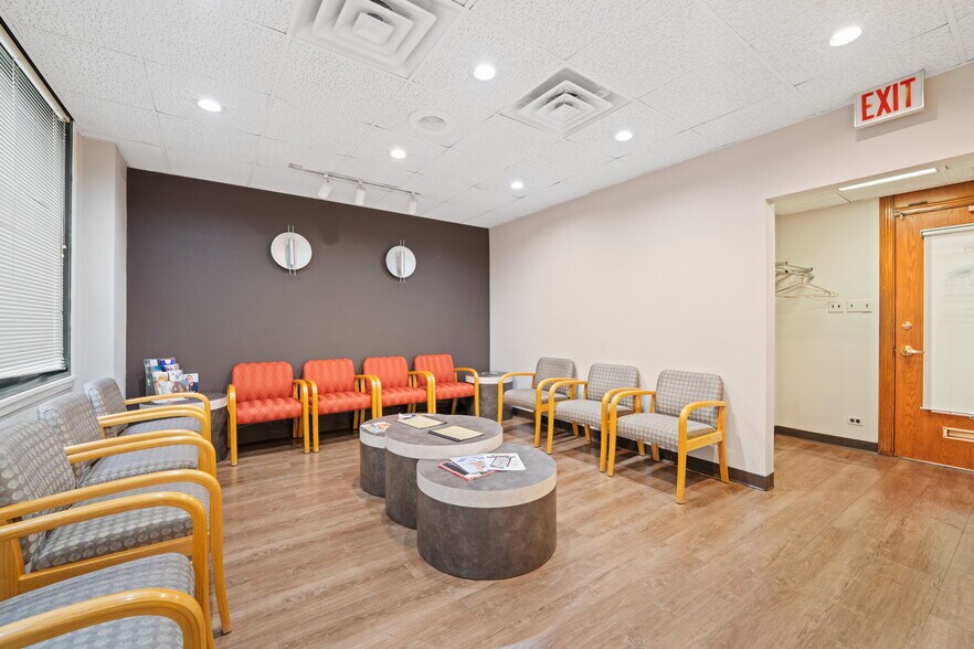 More Photos Of 111 N Wabash Ave, Chicago Office For Sale