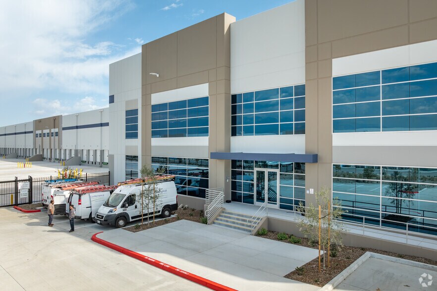 More Photos Of 36855 W Fourth St, Beaumont Warehouse For Lease