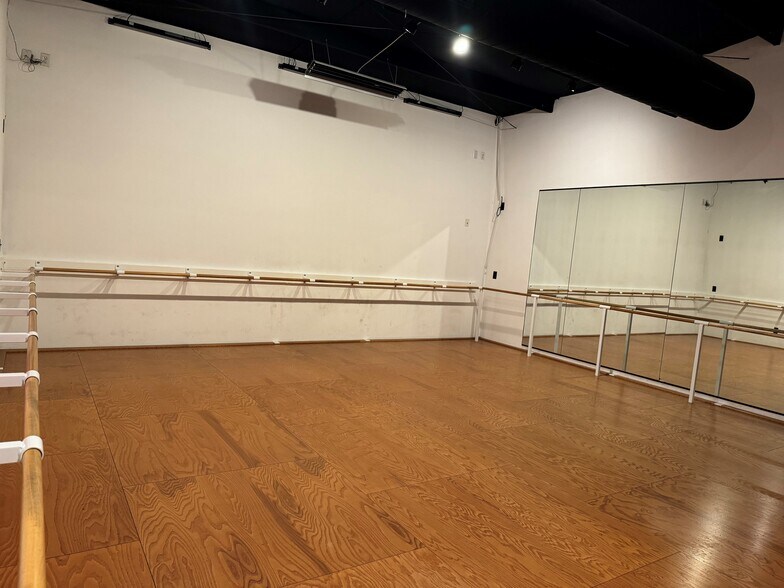 More Photos Of 3406-4 SE J St, Bentonville Freestanding For Lease
