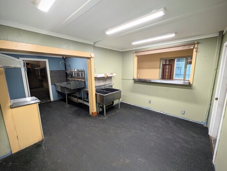More Photos Of 5814 Riverside St, Abbotsford Storefront Retail Office For Lease