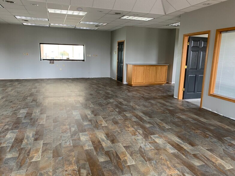 More Photos Of 422 N Main St, Middlebury Showroom For Lease