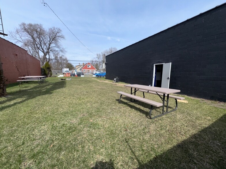 More Photos Of 1647 E 7 Mile Rd, Highland Park Flex For Sale