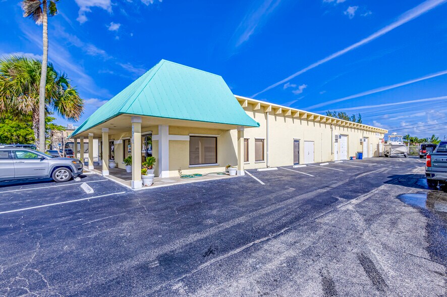 More Photos Of 1516 Cypress Dr, Jupiter Light Distribution For Lease