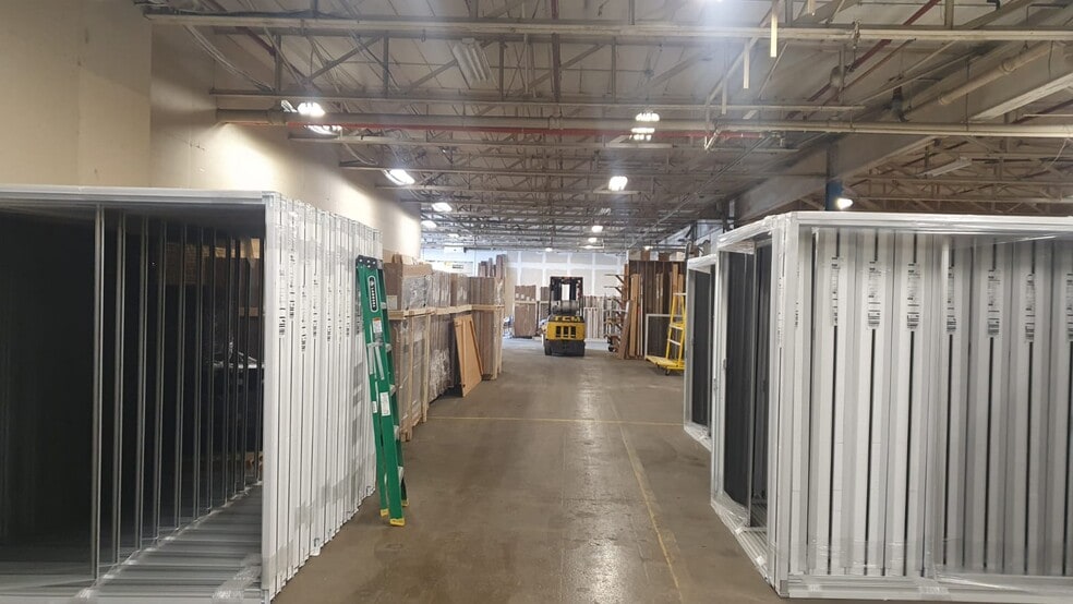 More Photos Of 6705 Rue Saint-Jacques, Montréal Light Distribution For Lease