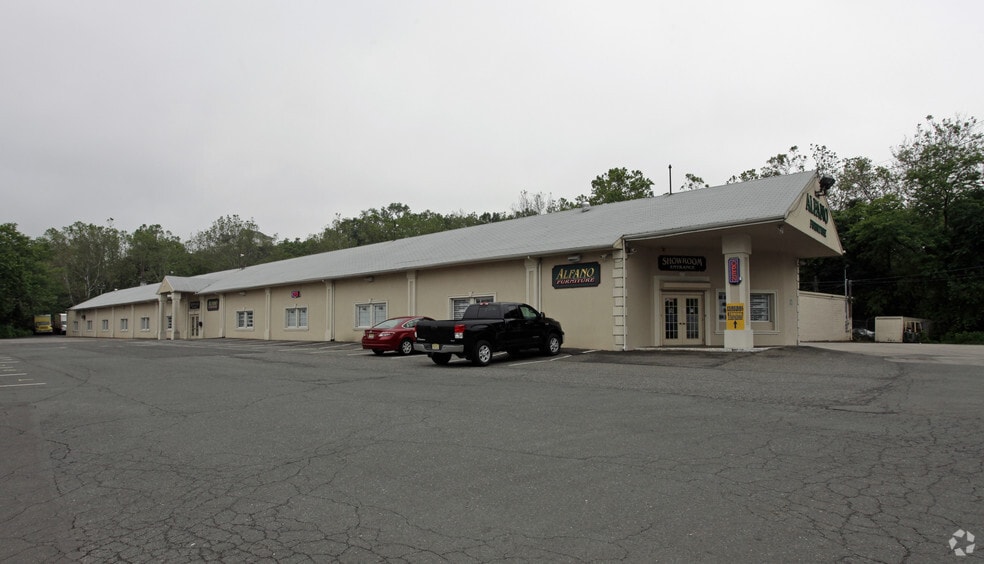 Primary Photo Of 17 Memorial Dr, Paterson Showroom For Lease