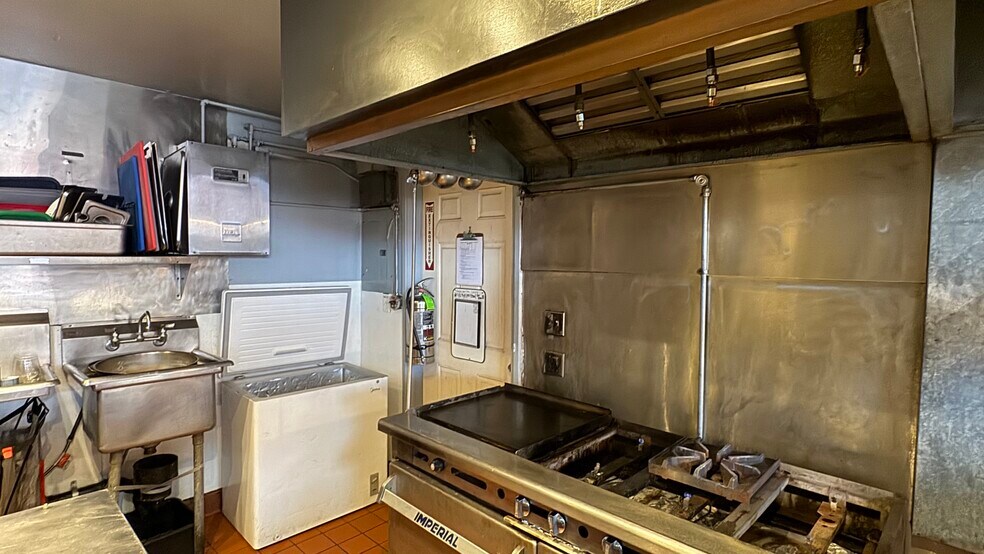 More Photos Of 35 E Commercial St, Willits Specialty For Sale