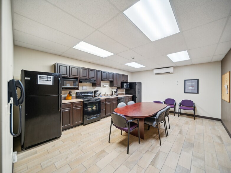 More Photos Of 2005 N Yellowood Ave, Broken Arrow Warehouse For Sale