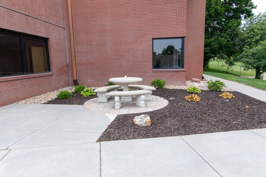 More Photos Of 11820-11830 Nicholas St, Omaha Office For Lease