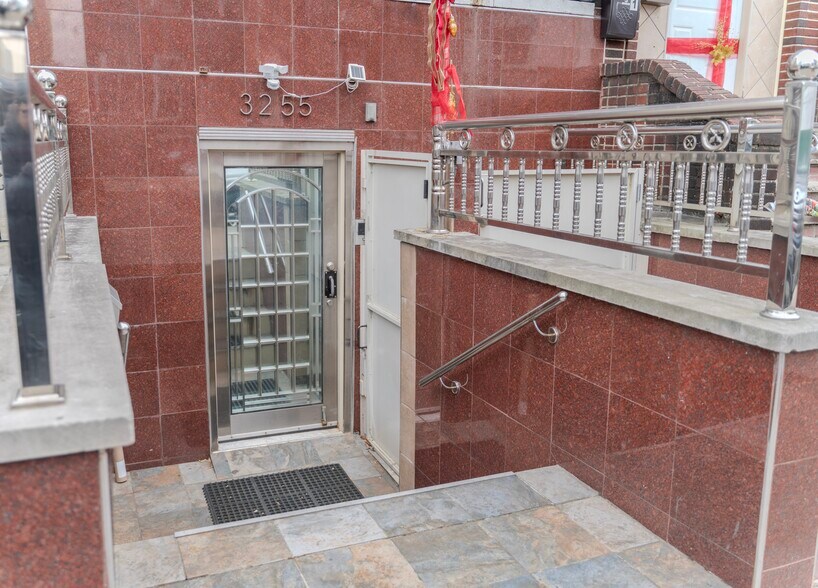 More Photos Of Northern Blvd, East Elmhurst Office Residential For Lease