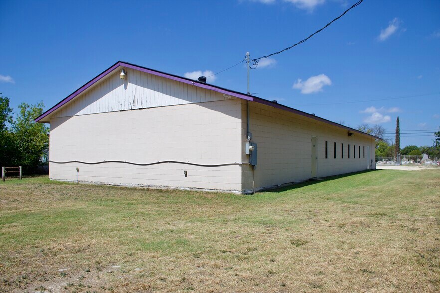 More Photos Of 1990 Cupples Rd, San Antonio Warehouse For Sale