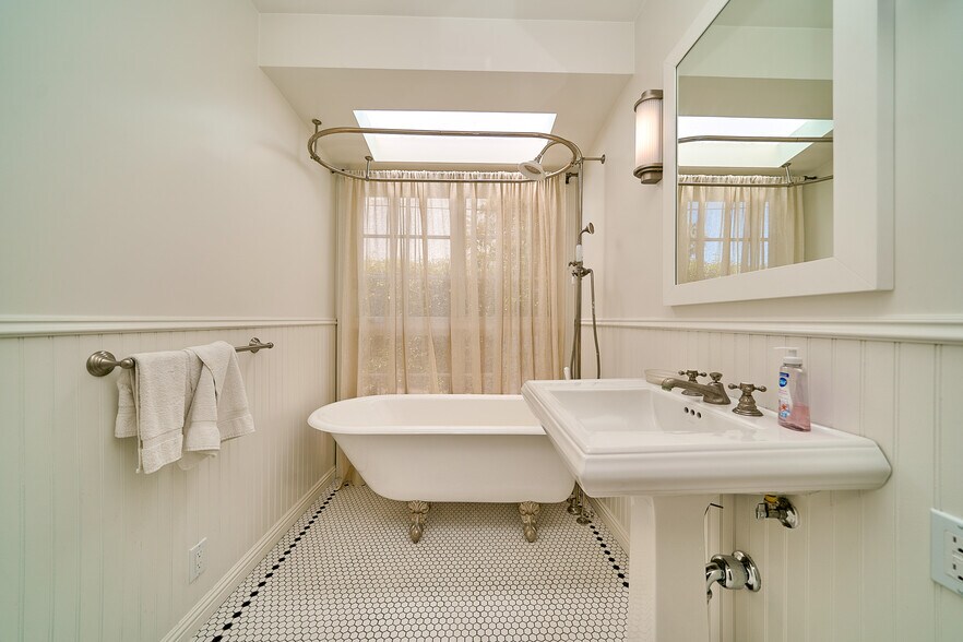 More Photos Of 1321-1325 Abbot Kinney Blvd, Venice Freestanding For Sale