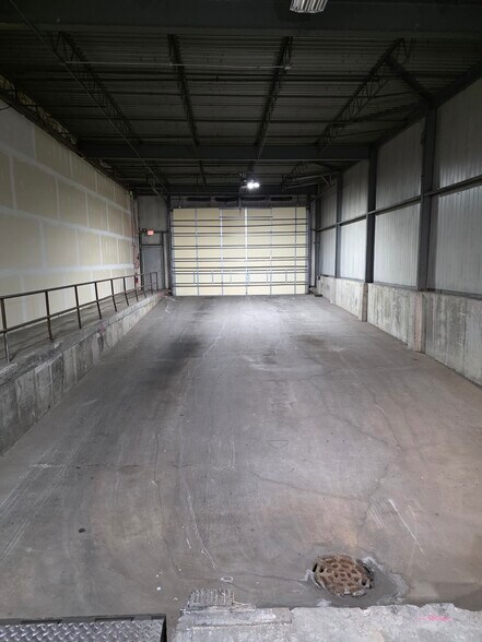 More Photos Of 3400-3450 Oakton St, Skokie Warehouse For Sale