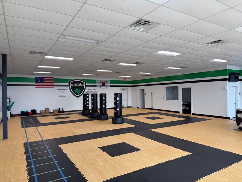 More Photos Of 3926 Teasley Ln, Denton Freestanding For Lease