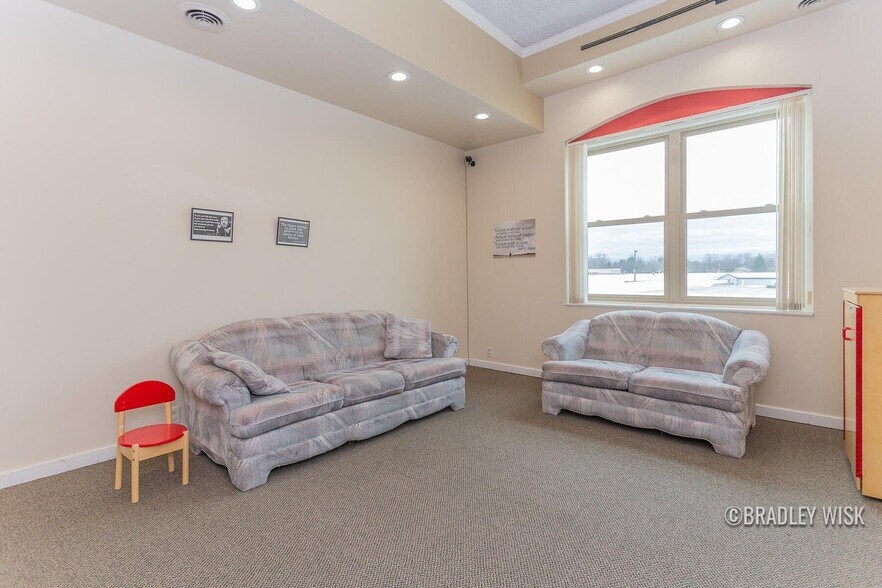 More Photos Of 581 Ottawa Ave, Holland Light Distribution For Sale