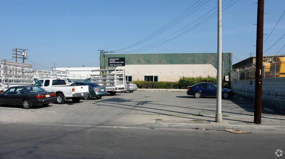 More Photos Of 15201 Keswick St, Van Nuys Warehouse For Lease