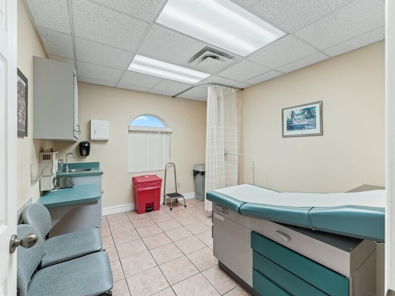 More Photos Of 1414 E Main St, Leesburg Medical For Lease