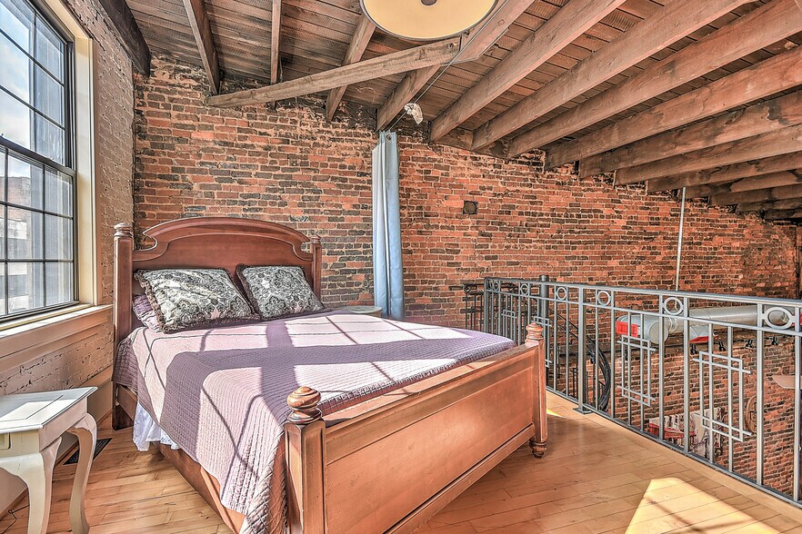 More Photos Of 529 State St, Bristol Storefront Retail Office For Sale