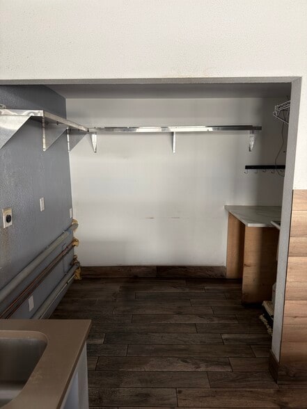 More Photos Of 86 Greenpoint Ave, Brooklyn Convenience Store For Lease