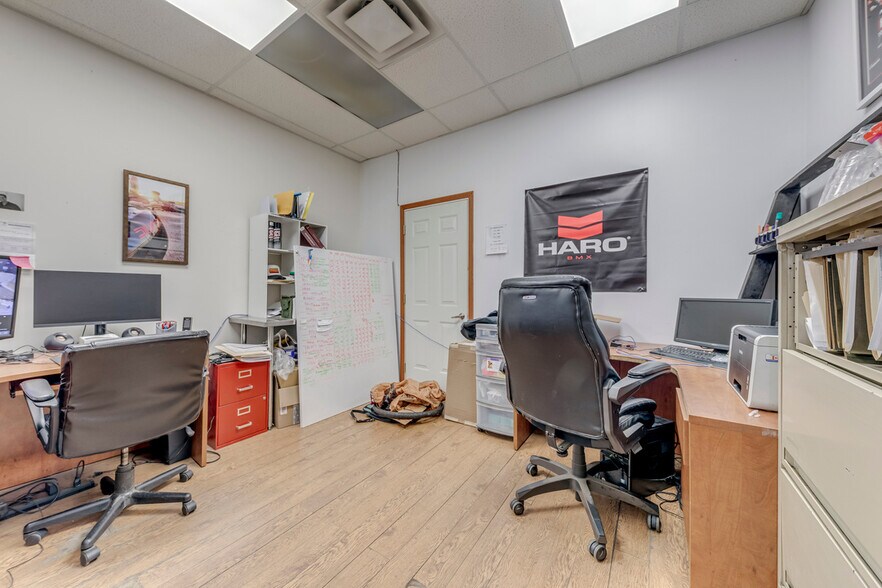 More Photos Of 3267 Lake Shore Blvd W, Toronto Storefront For Sale