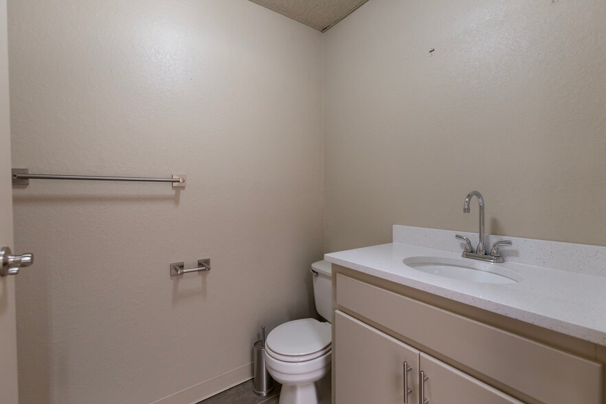 More Photos Of 800 Rock Creek Rd, Norman Office For Lease