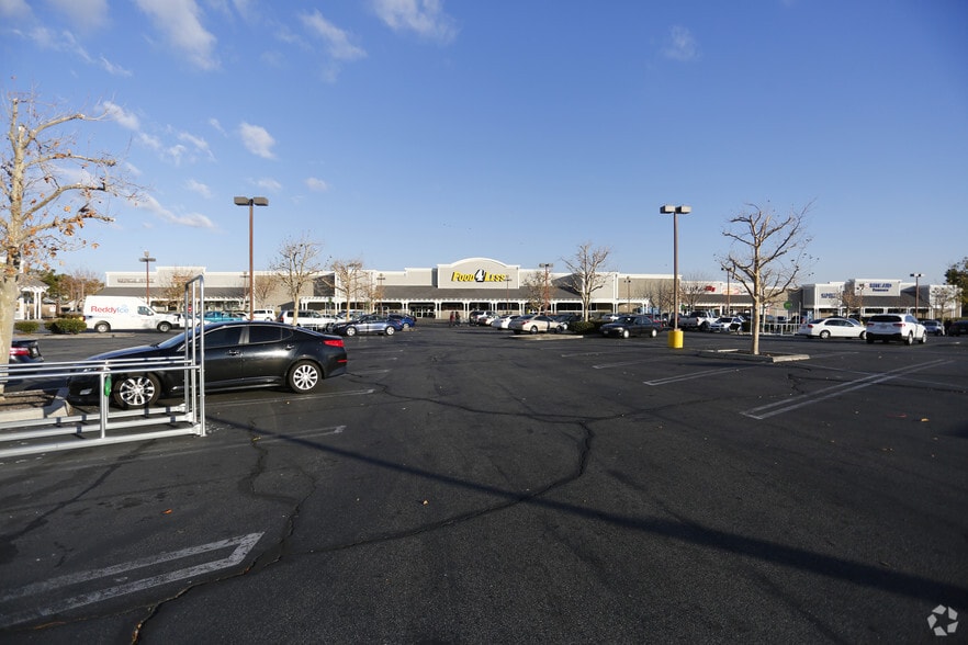 More Photos Of 2331-2341 E Avenue S, Palmdale General Retail For Lease