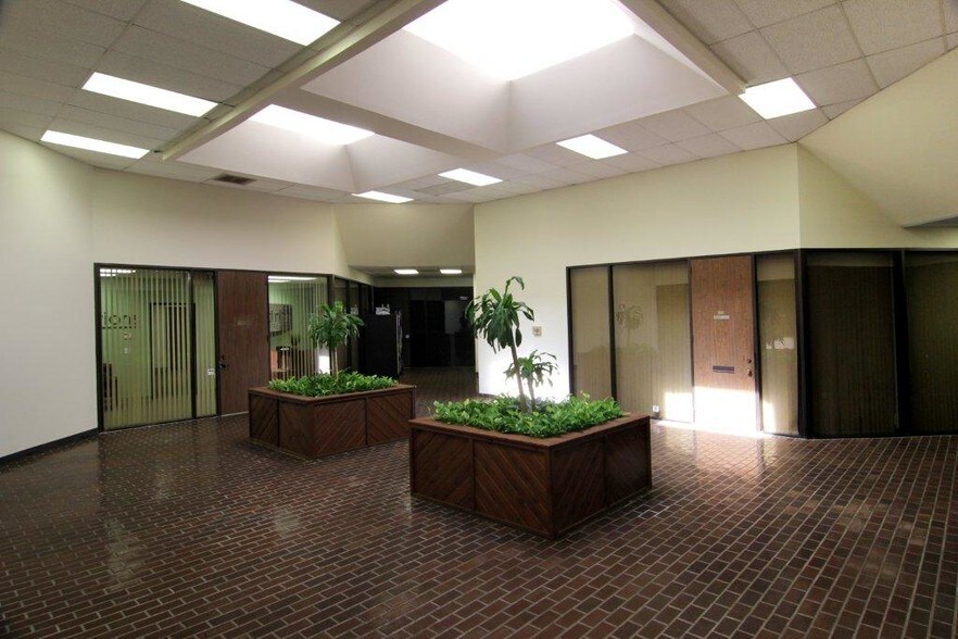 More Photos Of 14655 Northwest Fwy, Houston Showroom For Lease