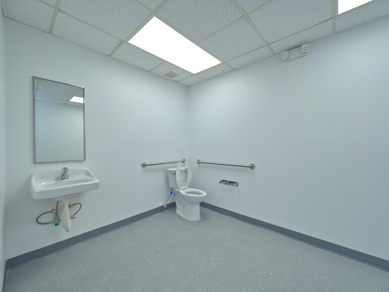 More Photos Of 18 S Main St, Brooksville Office For Lease