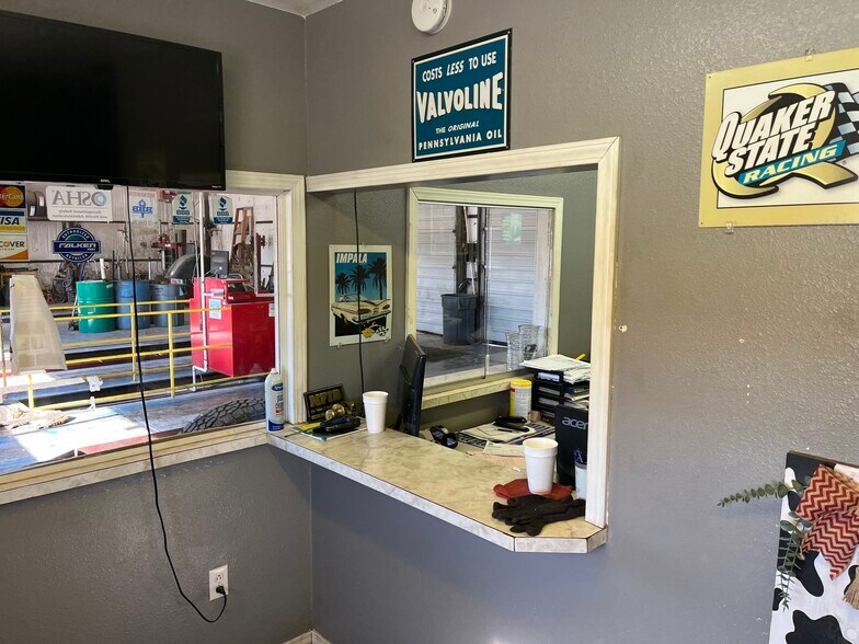 More Photos Of 1202 Cherokee St, Lindsay Auto Repair For Sale