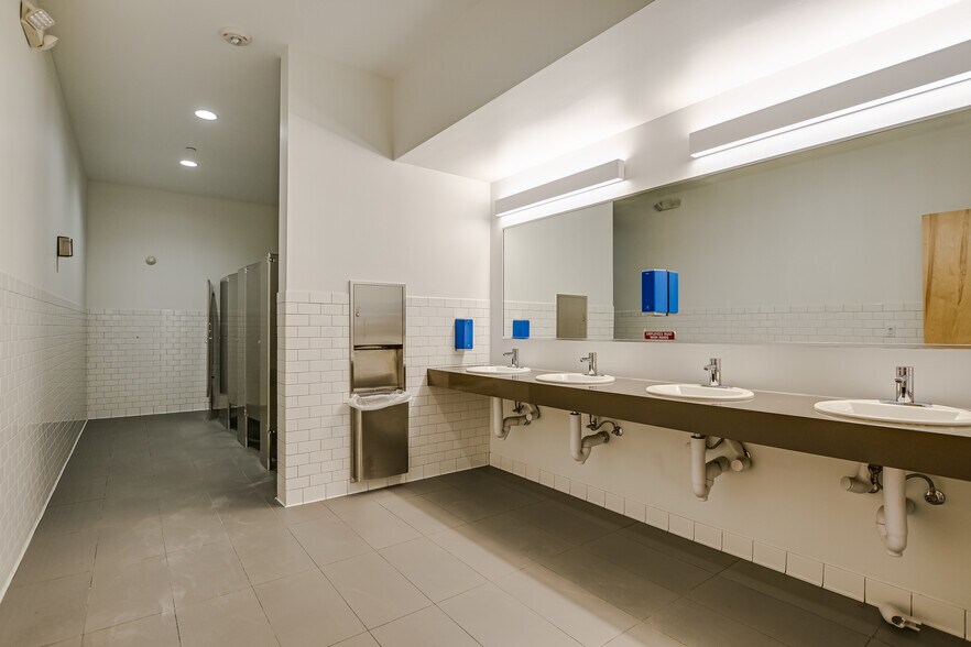 More Photos Of 10420 Metric Blvd, Austin Warehouse For Lease