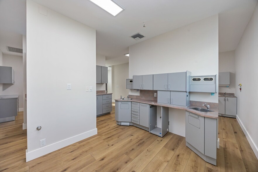 More Photos Of 871 106th Ave N, Naples Medical For Sale