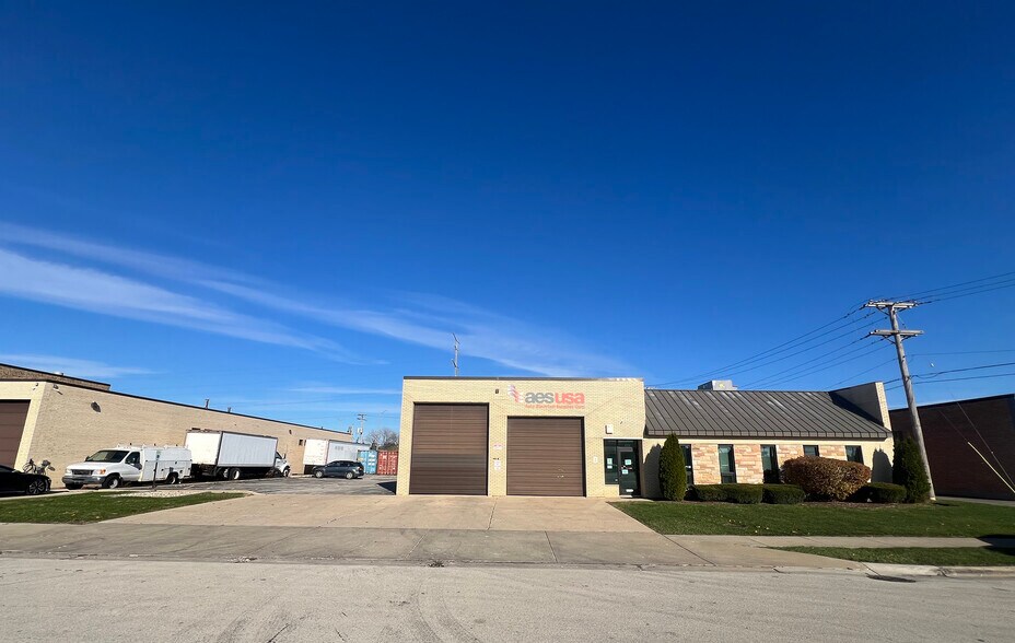 Primary Photo Of 131 Garlisch Dr, Elk Grove Village Warehouse For Lease