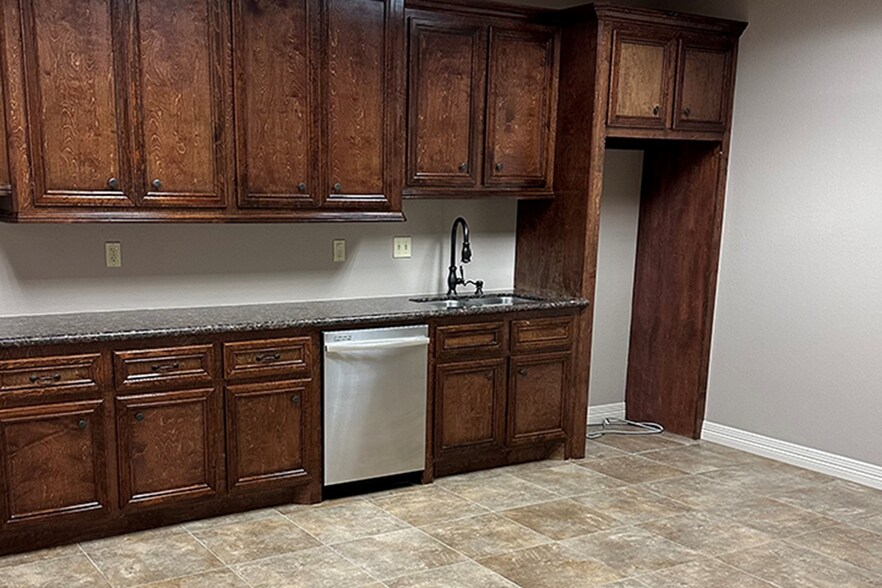 More Photos Of 21613 Rhodes Rd, Spring Office For Lease