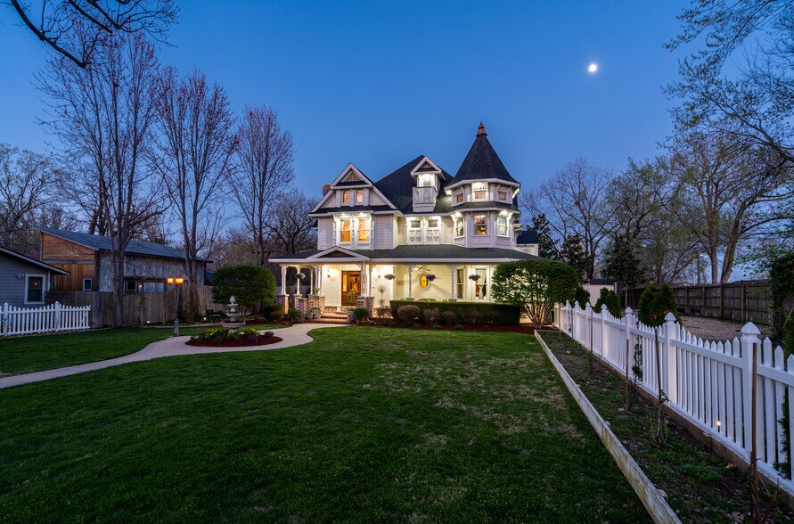 More Photos Of 306 N Main St, Bentonville Hospitality For Sale