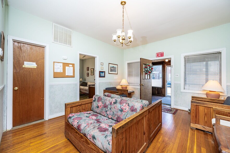 More Photos Of 211 N 5th Ave, Hopewell Office For Sale