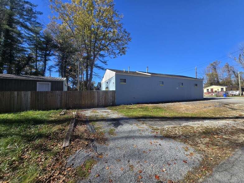 More Photos Of 726 1st Ave W, Hendersonville General Retail For Sale