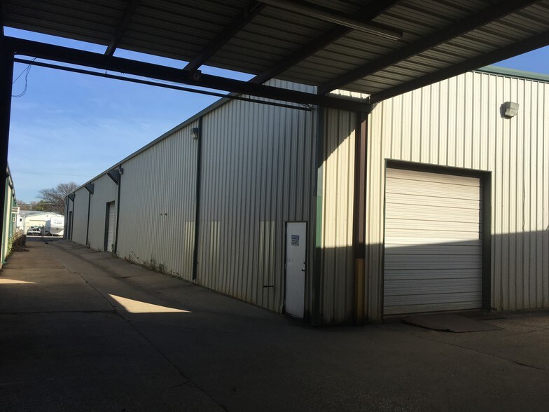 More Photos Of 11218 Limestone Dr, Balch Springs Warehouse For Lease