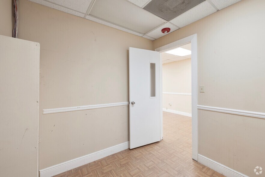 More Photos Of 540 NW 165th St, Miami Office For Sale