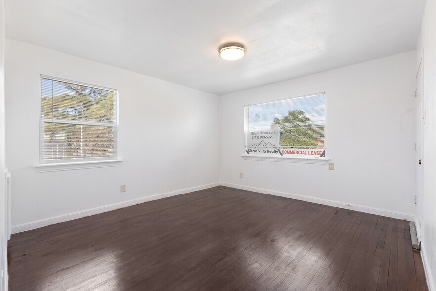 More Photos Of 5804 Newcastle St, Bellaire Office For Lease