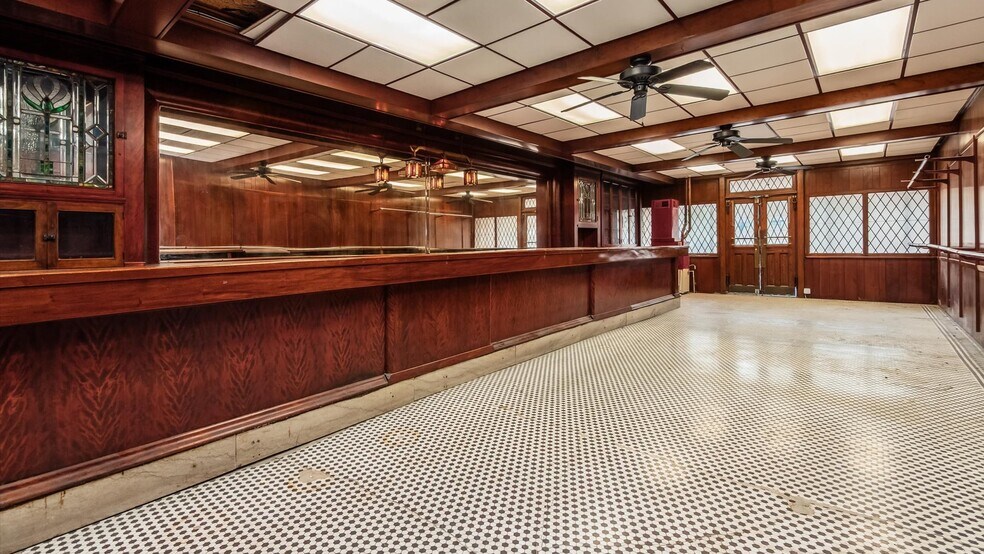 More Photos Of 22 N Park Pl, Newark Bar For Lease