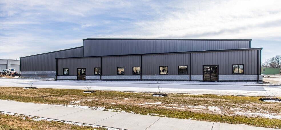 More Photos Of 659 E Randall Wobbe Ln, Springdale Distribution For Lease
