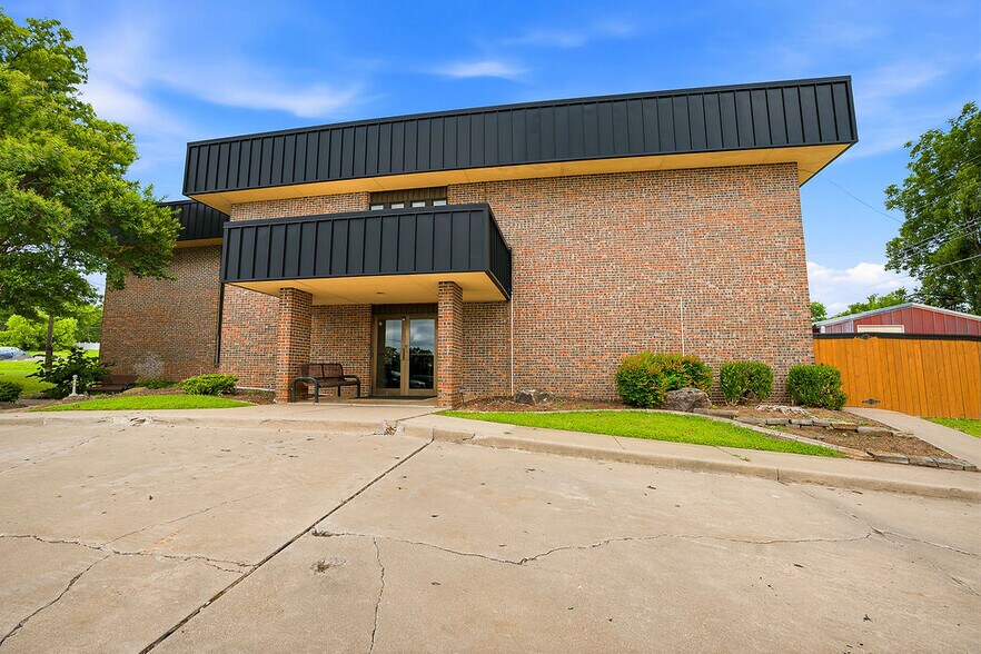 Primary Photo Of 1414 Arlington St, Ada Medical For Lease