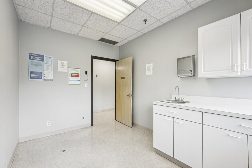 More Photos Of 970 N Broadway, Yonkers Medical For Lease