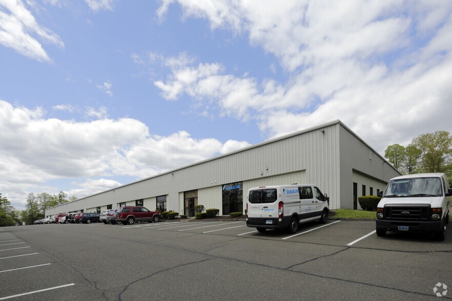 More Photos Of 72 Gray's Bridge Rd, Brookfield Flex For Lease