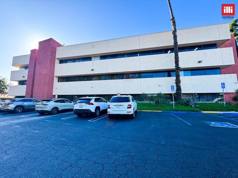 More Photos Of 7136 Haskell Ave, Van Nuys Office For Lease