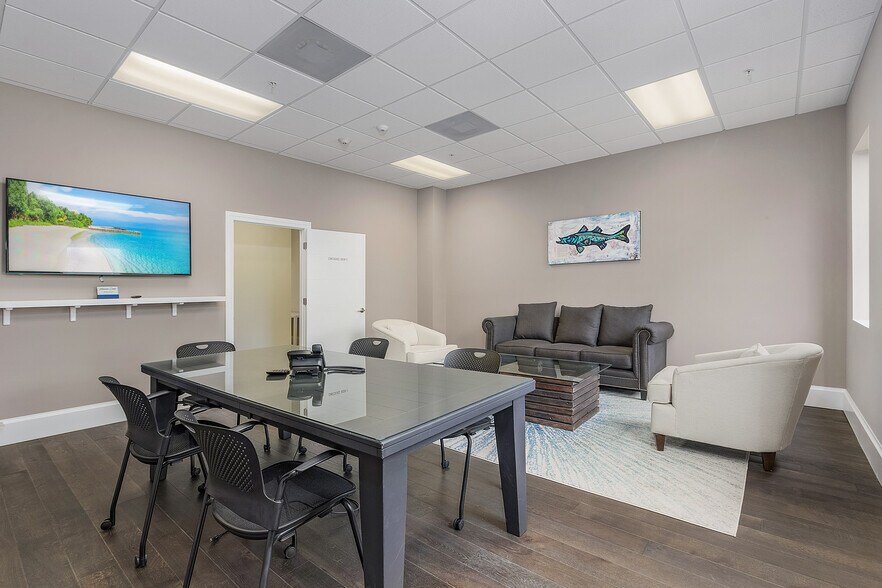 More Photos Of 2200 Broadway, Fort Myers Office For Lease